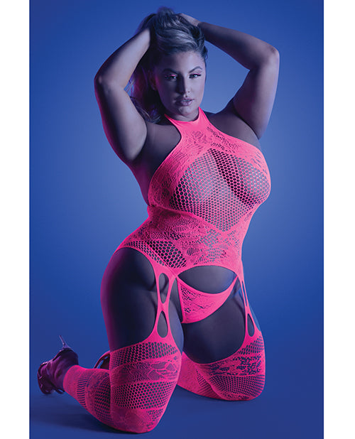 Bodystocking y tanga con escote halter cautivadores y brillantes de color rosa neón