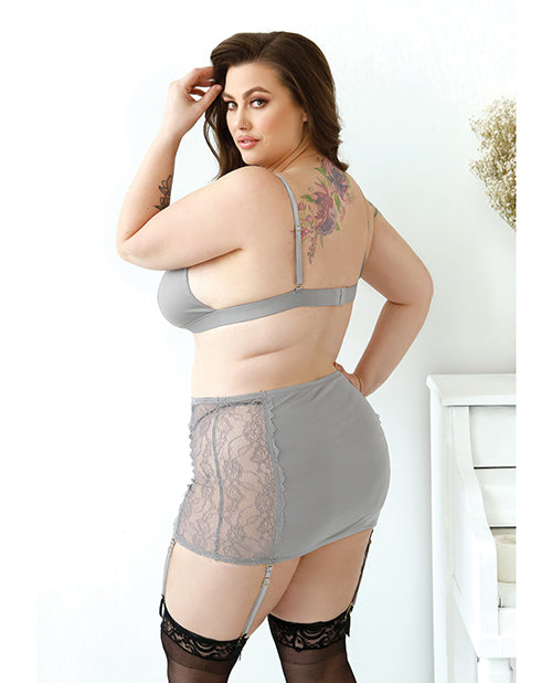 Bralette de microfibra y encaje Curve Layne con falda con liga y tanga gris